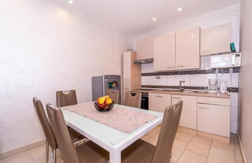 Four-Bedroom Holiday Home In Islam Latinski - Photo 33