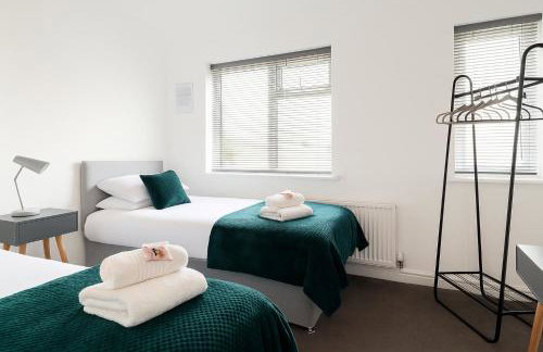 Large Home - Free Parking-WiFi By Hinkley Homes Short Lets & Serviced Accommodation - Photo 8
