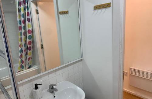 Cozy Entire Apartment with Free onsite Parking, 2-Min Walk to Barking Station - Foto 10