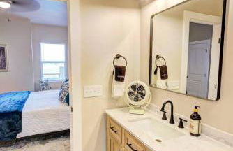 Winters Lodge at Little Ranches 5 min to Square - Foto 18