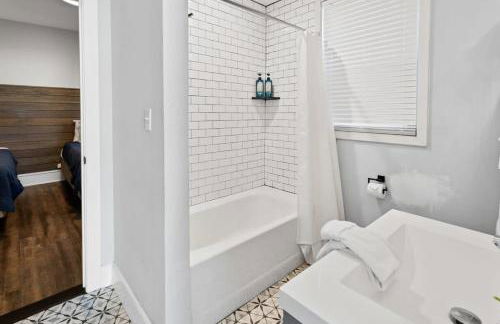 Modern 4BR 2BA Apt Steps to the Beach Open Living - Foto 15