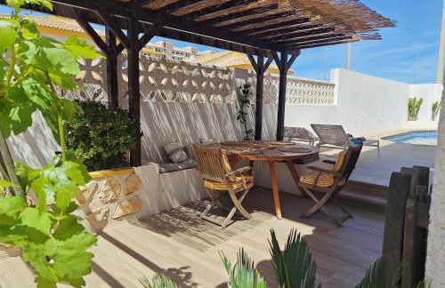 Dúplex mediterráneo con piscina y cenador - Foto 16