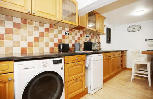 Mount Rd By N And N Stays Contractor Friendly 4 Bed House With Large Driveway, Bath - Photo 47