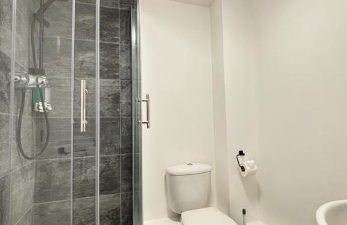 2BR 2BA Flat - King Beds - Free Parking - Near LGW Airport - Foto 5