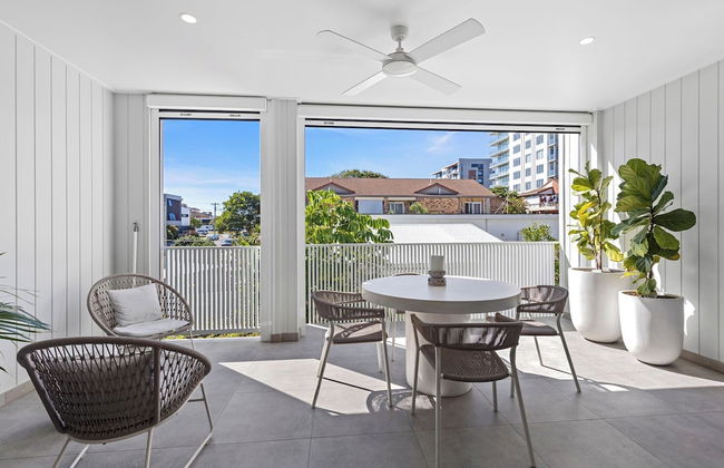 Palm Beach Luxe Townhouse walk to Beach - Photo 13