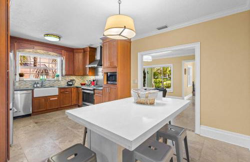 Walk to The Ave- Heated Pool, Spa, Golden Tee and Putting Green - mins to Beach- by Maven Vacation Rentals - Foto 18