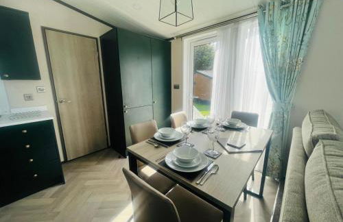 Evergreen Lodge with Hot Tub - Foto 10