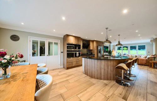 Luxurious Modern Henley Home with Pool & Hot Tub, 5 Bedrooms, Parking - Foto 22