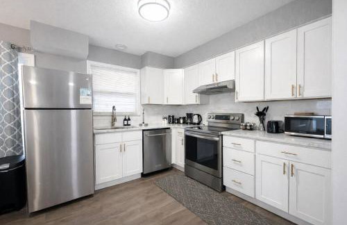 Large Overland Park Getaway 4 KING beds 3 Bath Sleeps 10 - Foto 11