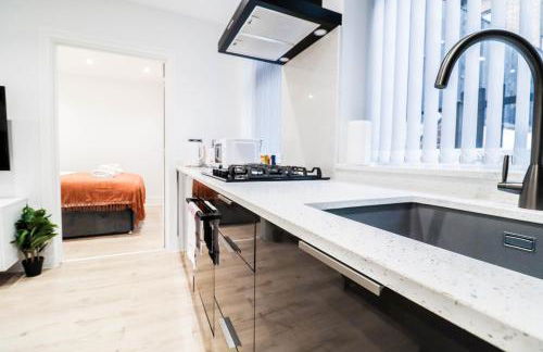 The Rye Retreat - 1BR Modern Design with Smart TV & Secure Underground Parking in Central High Wycombe HP13, Sleeps 3 - Foto 18