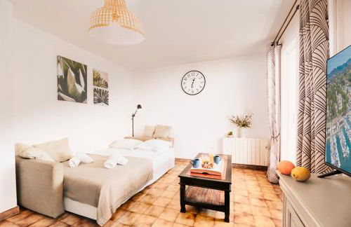 SPÉCIAL COUPLE & FAMILLE - Lit Queen Size - NETFLIX - Climatisation - Terrasse Plein Sud - 2 min Centre-Ville - 6 min Mer - Wifi 400 Mbits Parking privé - OFFRE SPÉCIALE - Foto 15