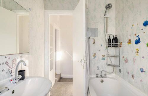 2BR Home in Gorton, Free Parking & Wi-Fi - Foto 14
