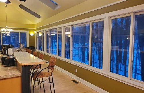 Woodshores Retreat - cozy retreat, hot tub, Lk MI - Photo 32