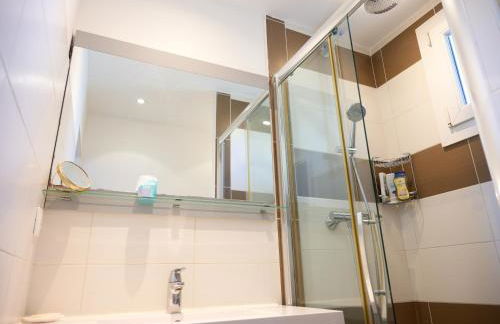 Le Remarquable à Saint Martin d'Hères - Situé au Calme - Proche de Grenoble des Centre de Formations et du Campus - 1 Lit King Size et un lit simple - Climatisation - Balcon - Parking gratuit - Vue montagne - Proche Station de Ski - Foto 6