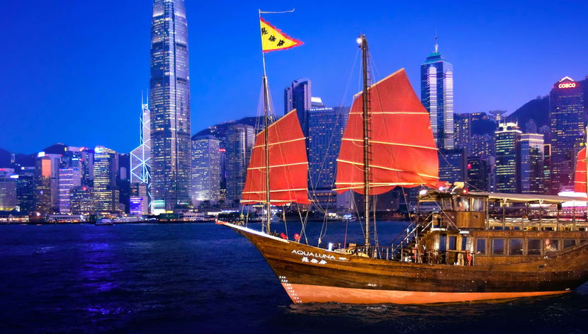 Crucero nocturno por la bahía Victoria en barco tradicional