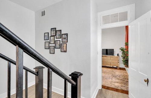 Bright Uptown home w gated parking - Foto 24