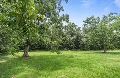 Spacious Country Living with Fishing Lake - Foto 22