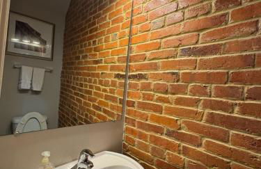 Classy Victorian Brownstone Subway Shopping - Photo 10