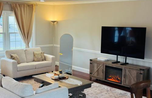 Bright Home for Family and Groups with Patio - Foto 36