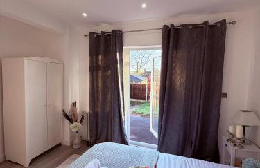 Cozy Escape Garden Flat - Photo 13