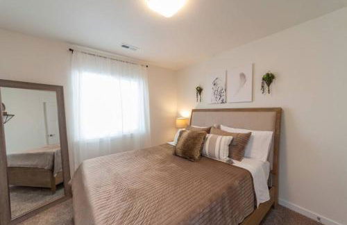 Modern Decor & Style KING bed Wifi with Garage - Foto 25