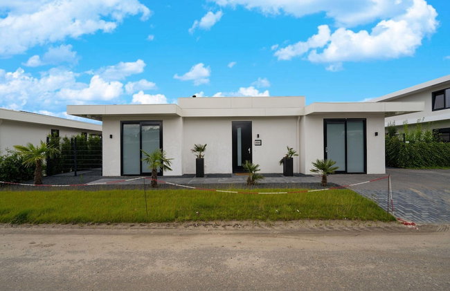 Villa With Covered Terrace and Jetty on the Water - Foto 34