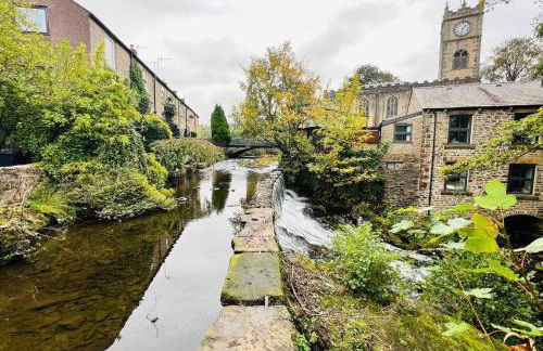 Elegant Hayfield Escape - Heart of Peak District - Photo 35