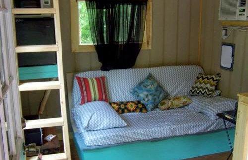 Cozy Backstage Tiny House Near Old Hickory Lake – Pet-Friendly, Private Deck, Breakfast Included - Photo 2