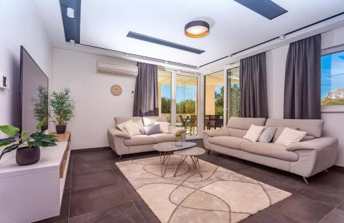 VILLA CVITA is a modern 5-bedroom villa with a Jacuzzi, a Gym and Finnish Sauna, a heated pool, and amazing views - Foto 14