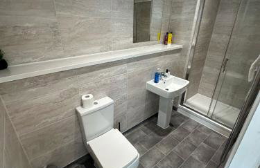 Two Bedroom City View Apartment Liverpool by StaySavvy Accommodation - Photo 70