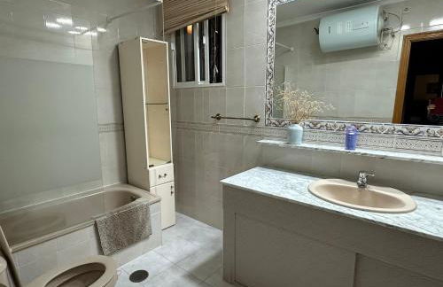 Precioso chalet próximo a Sevilla con jardín y piscina privada 8 personas Wifi gratis 2 salones 4 dormitorios 2 baños - Foto 35