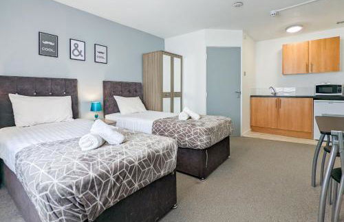 5-Bedroom Budget Contractor House with 10 Beds Free Parking and Free WiFi - Outfield Homes by Your Lettings Short Lets & Serviced Accommodation Peterborough - Photo 14