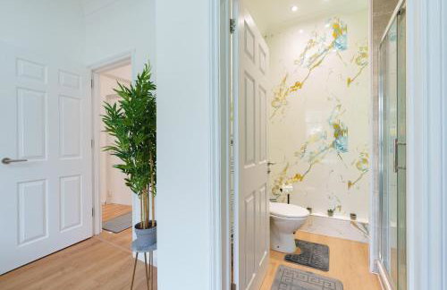 Stylish 3 Bedroom Sea View Apartment -Free Parking- Sleeps 9 - Photo 44