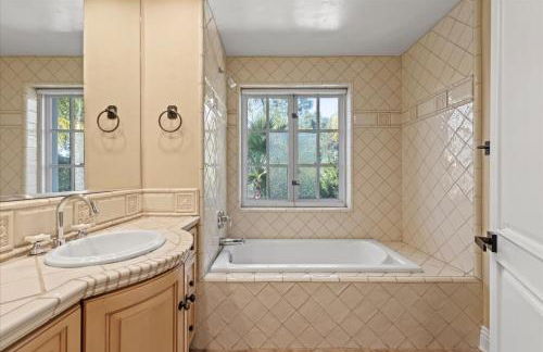 5800 sq ft Gorgeous Tarzana 7 bedroom 9 bathroom home with pool and hot tub - Foto 19