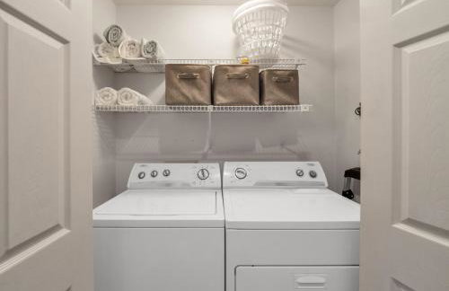 Lake front Keowee Condo with Balcony & Resort Amenities! 20 min to Clemson condo - Foto 27