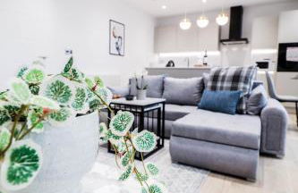 The Abbey Apartment - 1BR Apt with Dedicated Workspace, Fast Wifi & Stylish Kitchen Island & Free Secure Underground Parking - Foto 20