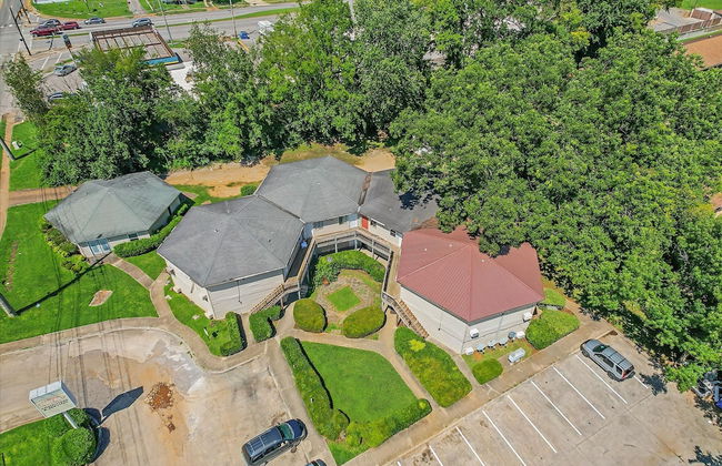 Modern Studio Apartment With Queen Bed - Photo 5