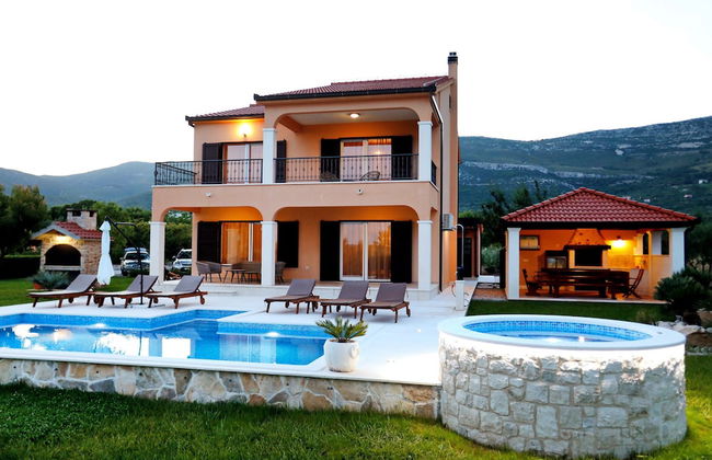 Luxury Secluded Villa w. Pool, Jacuzzi and Garden - Photo 35