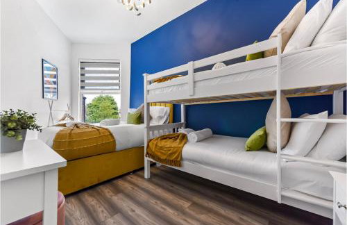 Stylish and Family Friendly 3 Bedroom Apartment - Photo 1