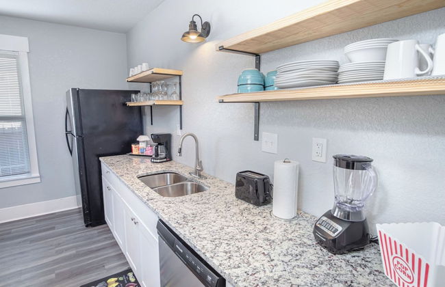 Wonderful 3 BR 2 BA Near Downtown - Photo 9