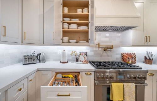 Luxury Retreat with Private Yard close to Beaches and FIFA Sleeps 10 - Foto 10