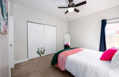 Your UF Getaway: 1 Block from Campus - 4 BD Haven - Foto 31