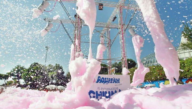 Schiuma party nel parco acquatico Aquafan