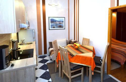 Mediteran with garden next to beach and Old Town - Foto 9