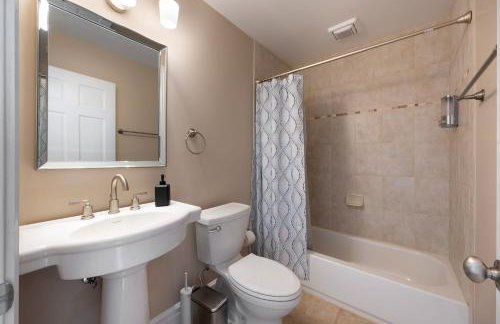 Above Coffee Shop, Cincy Hilltop Apt, City Views! - Foto 15