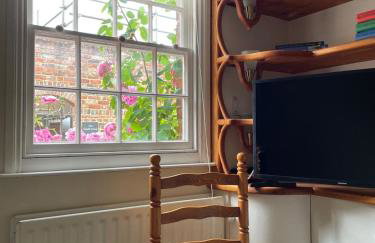 Historic Cottage in Heart of Farnham nr the Castle - Photo 6