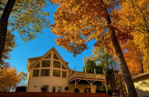 Waterfront Retreat with Spectacular Interior, Jacuzzi and Game Room in NC - Foto 8