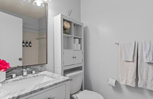 Lakeside Stay Metro, INOVA, Dining & Shops Nearby! - Foto 31