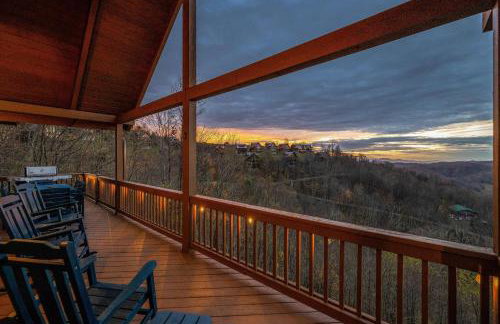 4BR Cabin with Ski Resort, Mtn Views & Hot Tub - Foto 112