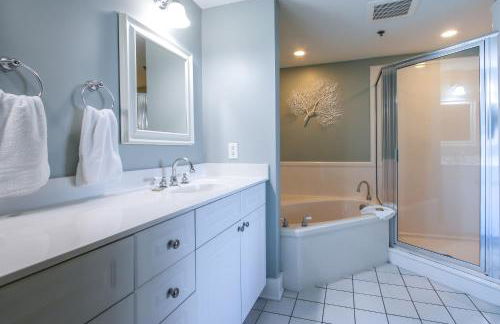 Gorgeous Overlooks The Courtyard in Classic Coastal Style Waterscape C400 - Foto 6